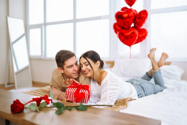 Valentijnsdag Concept Geliefden Geven Elkaar Cadeaus Jong Stel Thuis Vieren — Stockfoto