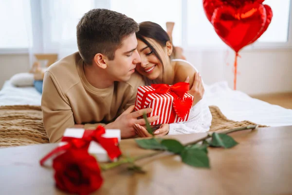 Conceito Dia Dos Namorados Amantes Dão Presentes Outro Casal Jovem — Fotografia de Stock