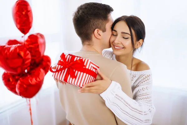 情人节的概念 情侣们互赠礼物 一对年轻夫妇在家里庆祝情人节 — 图库照片