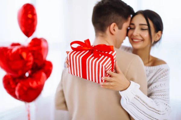 Valentijnsdag Concept Geliefden Geven Elkaar Cadeaus Jong Stel Thuis Vieren — Stockfoto