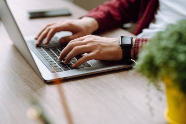 Dizüstü bilgisayarı üzerinde çalışan erkek elleri yakın çekim. Sosyal ağ teknolojisi konsepti. Teknoloji, serbest çalışma, çevrimiçi kurs, uzaktan çalışma ve yaşam tarzı konsepti.