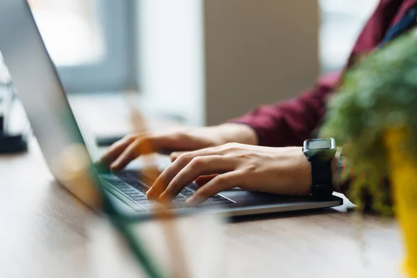 Close Foto Van Mannelijke Handen Die Aan Haar Laptop Werken — Stockfoto