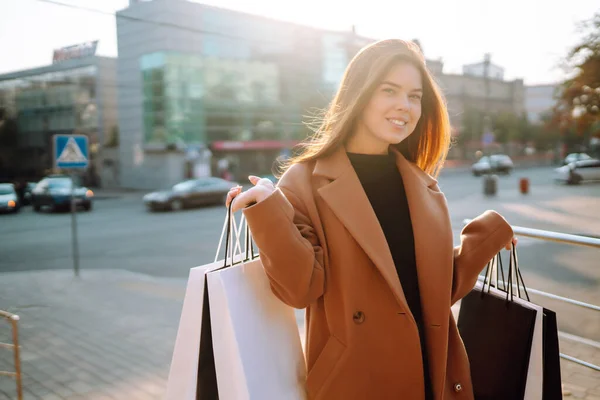Sokakta Alışveriş Yapan Şık Bir Kadın Bahar Stili Tüketim Satın — Stok fotoğraf