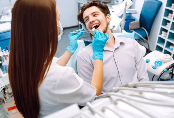 Hombre Visita Dentista Paciente Guapo Sentado Silla Consultorio Del Dentista —  Fotos de Stock