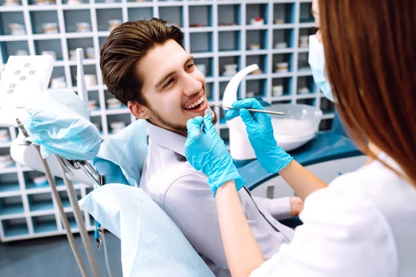 Han Har Besök Hos Tandläkaren Snygg Patient Som Sitter Tandläkarmottagning — Stockfoto