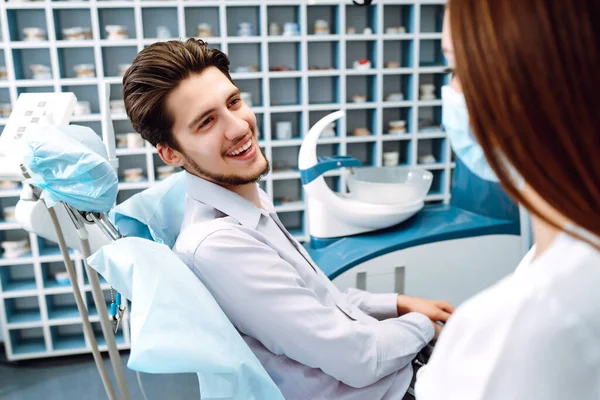 Hombre Visita Dentista Paciente Guapo Sentado Silla Consultorio Del Dentista —  Fotos de Stock