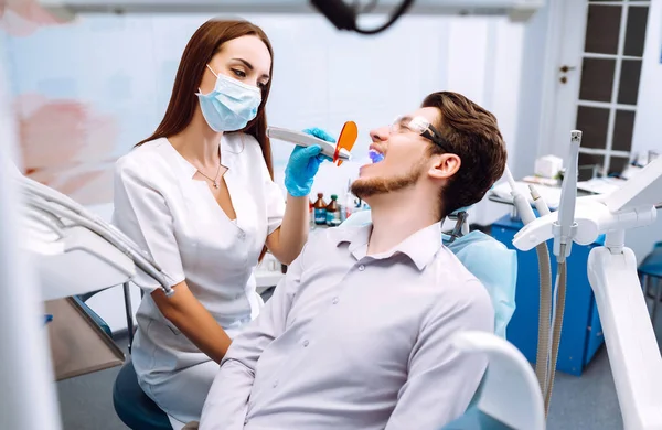 Człowiek Wizytą Dentysty Przystojny Pacjent Siedzący Krześle Gabinecie Dentystycznym Klinice — Zdjęcie stockowe