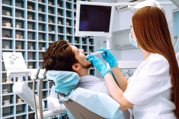 Człowiek Wizytą Dentysty Przystojny Pacjent Siedzący Krześle Gabinecie Dentystycznym Klinice — Zdjęcie stockowe