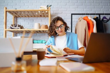 Genç bir kadın dizüstü bilgisayarından emir alır. Ofisinde çalışan kargo şirketinin sahibi. Girişim işi. Çevrimiçi satış.