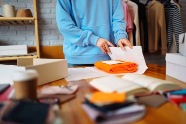 Masada bir paket hazırlamak için yakın plan. Kadın çevrimiçi mağazası, küçük işletme sahibi, girişimci, satıcı, paketleme, nakliye, e-ticaret. İndirme teslimat kavramı.