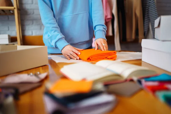 Primer Plano Preparación Paquete Sobre Mesa Mujer Tienda Línea Dueño — Foto de Stock