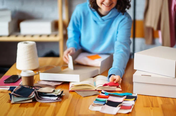 Primer Plano Preparación Paquete Sobre Mesa Mujer Tienda Línea Dueño — Foto de Stock