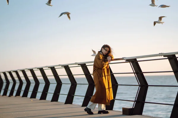 Junge Frau Auf Der Seebrücke Schöne Frau Füttert Möwen Meeresstrand — Stockfoto