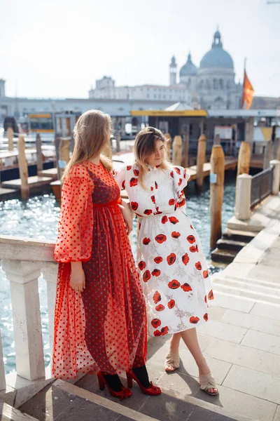 Μαμά Και Κόρη Μοντέρνα Φορέματα Περπατούν Στη Βενετία Τρόπος Ζωής — Φωτογραφία Αρχείου