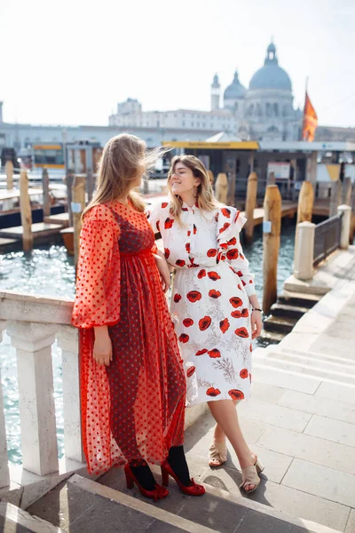Μαμά Και Κόρη Μοντέρνα Φορέματα Περπατούν Στη Βενετία Τρόπος Ζωής — Φωτογραφία Αρχείου