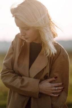 Genç kadın güneşli bir bahar gününün tadını çıkarıyor. İnsanlar, yaşam tarzı, seyahat, doğa ve tatil kavramı.