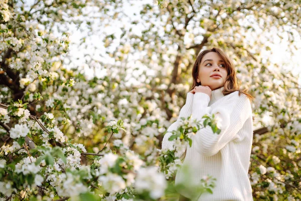 Ung Kvinna Njuter Doften Blommande Vårträdgård Begreppet Avkoppling Resor Frihet — Stockfoto