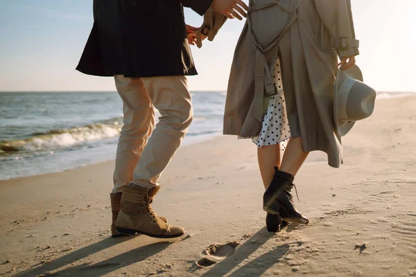 Casal Elegante Andando Abraçando Junto Mar Primavera Relaxamento Juventude Amor — Fotografia de Stock