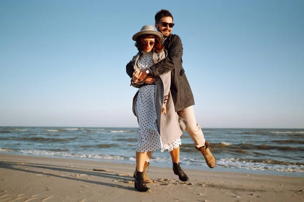 Elegante Pareja Caminando Abrazándose Junto Mar Primavera Relajación Juventud Amor —  Fotos de Stock
