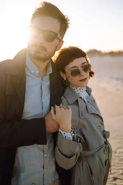 Casal Elegante Andando Abraçando Junto Mar Primavera Relaxamento Juventude Amor — Fotografia de Stock