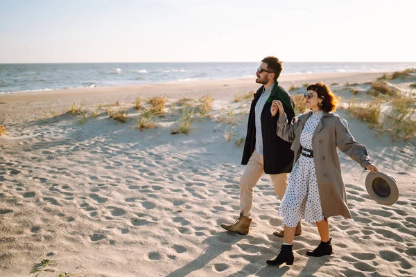 Stijlvol Koppel Lopend Knuffelend Aan Zee Voorjaarstijd Ontspanning Jeugd Liefde — Stockfoto