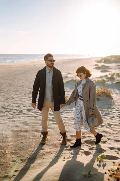 Stijlvol Koppel Lopend Knuffelend Aan Zee Voorjaarstijd Ontspanning Jeugd Liefde — Stockfoto