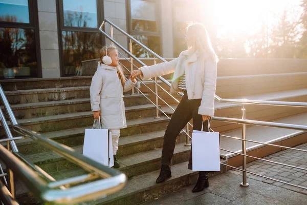 Young Mother Little Girl Shopping Bags Shopping Spring Style Consumerism — Stock Photo, Image