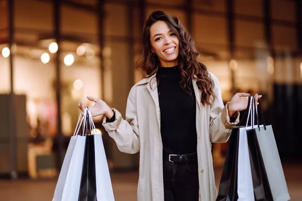 Jonge Vrouw Met Boodschappentassen Buurt Van Winkelcentrum Voorjaarsstijl Consumentisme Aankopen — Stockfoto