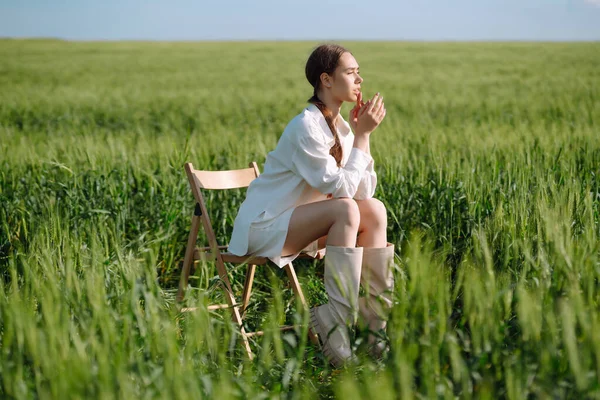 Молодая Женщина Белом Костюме Позирует Зеленом Пшеничном Поле Концепция Моды — стоковое фото