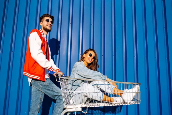 Stylish Man Woman Having Fun Riding Shopping Cart Lifestyle Leisure — Foto Stock