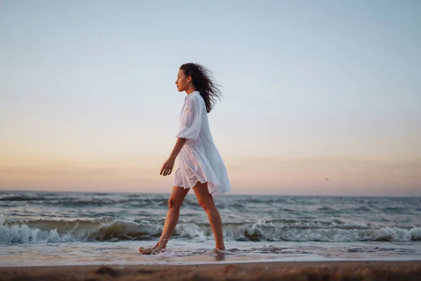 穿着雅致的白色衣服 穿着时髦的女人在海边摆姿势 夏天的时候旅行 放松和生活方式概念 — 图库照片