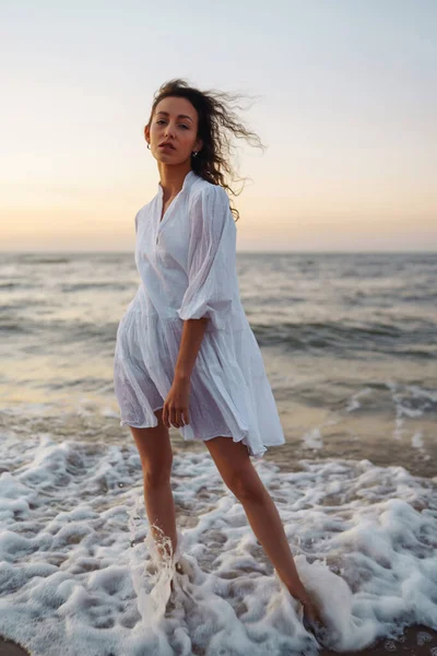 Mulher Elegante Vestido Branco Elegante Posando Perto Mar Hora Verão — Fotografia de Stock