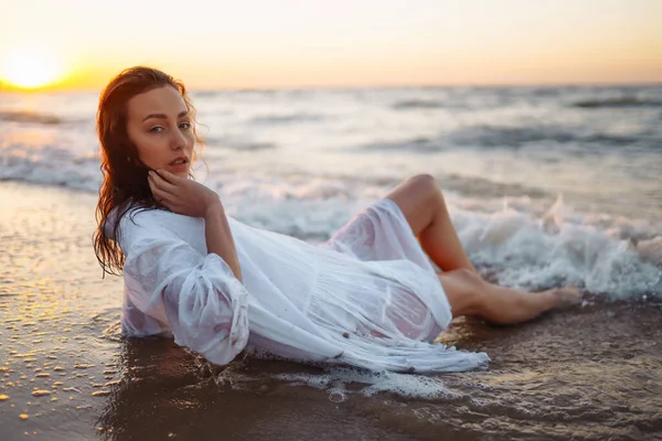 Stylish Woman Elegant White Dress Posing Sea Summer Time Travel — Stok fotoğraf