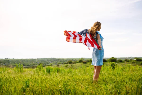 Ung Kvinna Stolt Hålla Viftande Amerikansk Flagga Blommande Äng Fjärde — Stockfoto