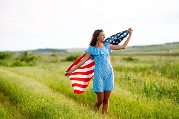 Молода Жінка Гордістю Махає Американським Прапором Квітучому Лузі Липня Четверте — стокове фото
