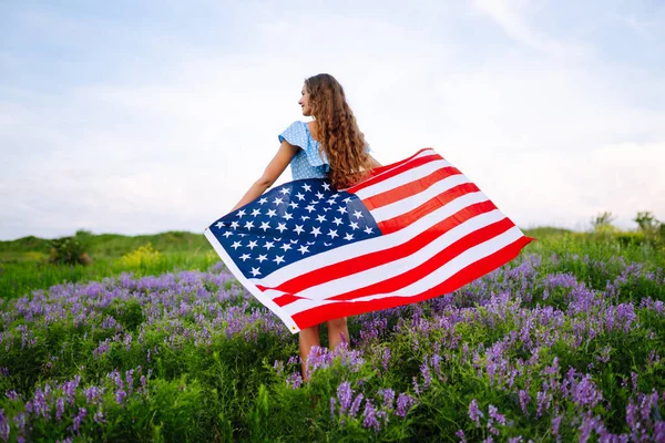 Ung Kvinna Stolt Hålla Viftande Amerikansk Flagga Blommande Äng Fjärde — Stockfoto