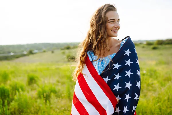 Młoda Kobieta Dumą Trzyma Amerykańską Flagę Kwitnącej Łące Lipca Czwarty — Zdjęcie stockowe