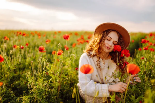 Vacker Kvinna Det Blommande Vallmofältet Natur Semester Avkoppling Och Livsstil — Stockfoto