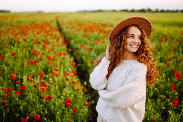 Beautiful Woman Blooming Poppy Field Nature Vacation Relax Lifestyle Summer — Stockfoto