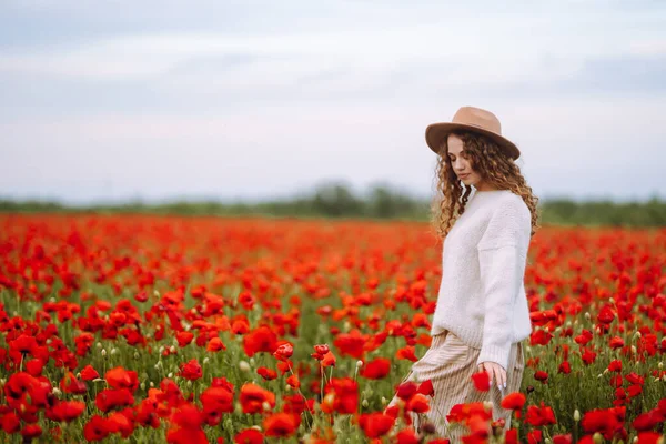 Vacker Kvinna Det Blommande Vallmofältet Natur Semester Avkoppling Och Livsstil — Stockfoto