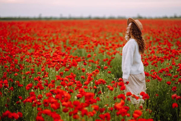 Schöne Frau Blühenden Mohnfeld Natur Urlaub Entspannung Und Lebensstil Sommerlandschaft — Stockfoto