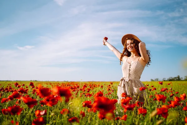 Beautiful Woman Blooming Poppy Field Nature Vacation Relax Lifestyle Summer — Fotografia de Stock