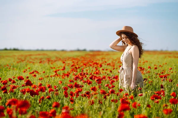 Beautiful Woman Blooming Poppy Field Nature Vacation Relax Lifestyle Summer — Fotografia de Stock