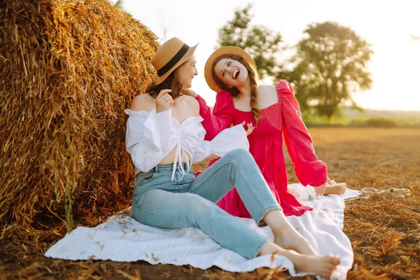 Two Young Women Posing Haystack Fashion Concept Nature Vacation Relax — Stok fotoğraf