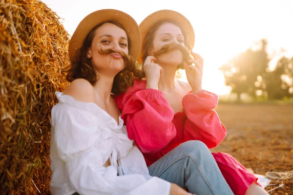 Two Young Women Posing Haystack Fashion Concept Nature Vacation Relax — Fotografia de Stock