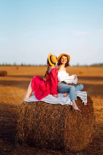 Two Young Women Posing Haystack Fashion Concept Nature Vacation Relax —  Fotos de Stock