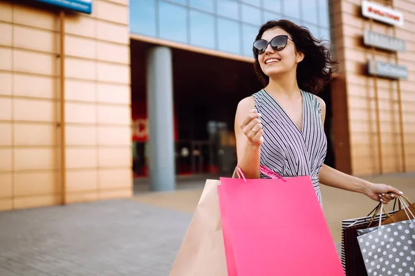Bevásárlás Egy Fiatal Bevásárlótáskákkal Pláza Közelében Fogyasztóvédelem Értékesítés Vásárlás Vásárlás — Stock Fotó