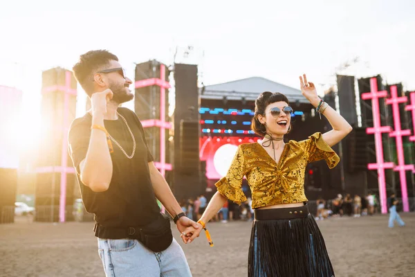 Couple Music Festival Young Friends Drinking Beer Having Fun Music — Stockfoto