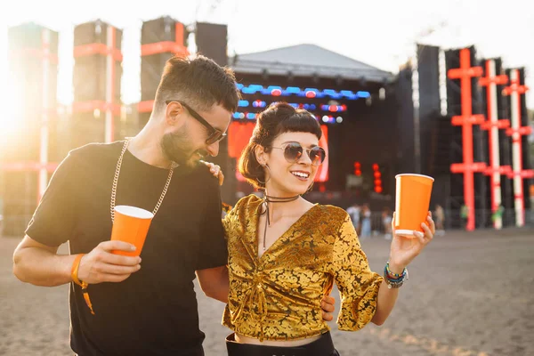 Couple Music Festival Young Friends Drinking Beer Having Fun Music — Stock fotografie