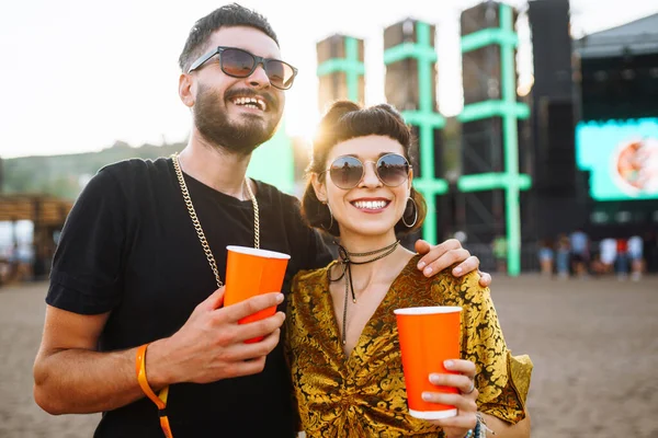 Couple Music Festival Young Friends Drinking Beer Having Fun Music — Stock fotografie
